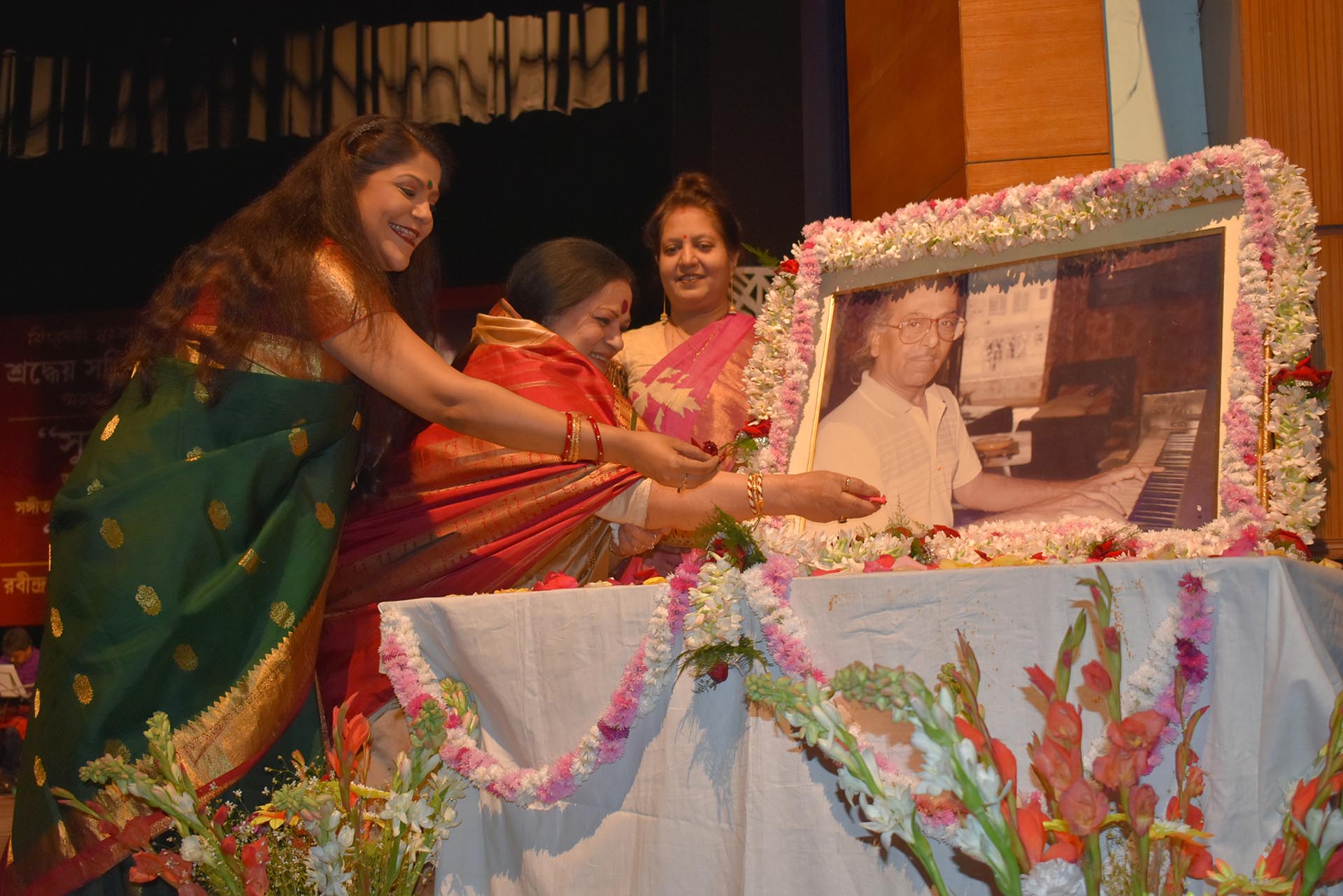 Smt Haimanti Shukla paying tribute to Salil Chowdhury with Smt Antara Chowdhury & Smt Indrani Dey